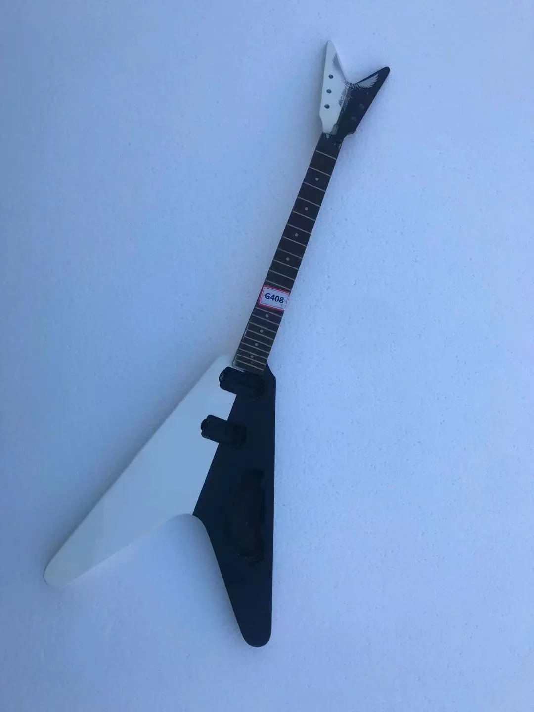 

«Сделай сам» (не новый), D V-образная электрическая гитара, получерно-белая, без металлических элементов, цвет черный, скидка, бесплатная дост...