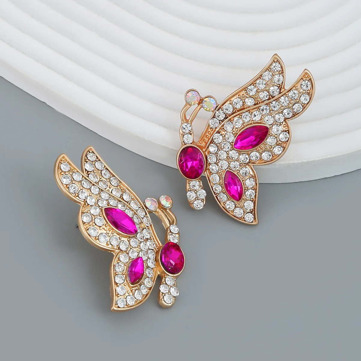2023 New Baroque Metal Rhinestone Butterfly Stud Earrings for Women Girls Luxury Crystal Earrings Statement Jewelry Wholesale