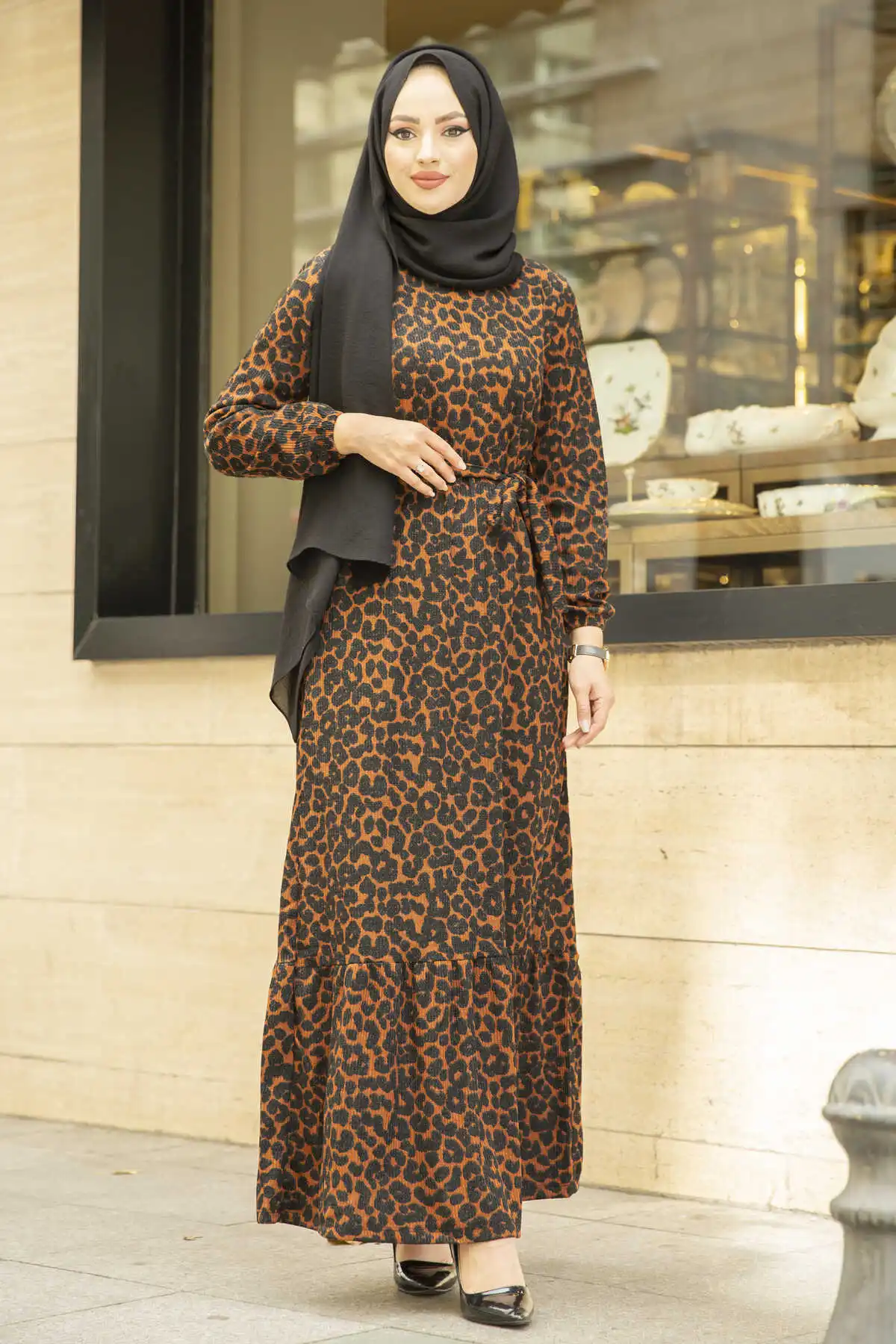 Женское платье на бретельках с леопардовым принтом