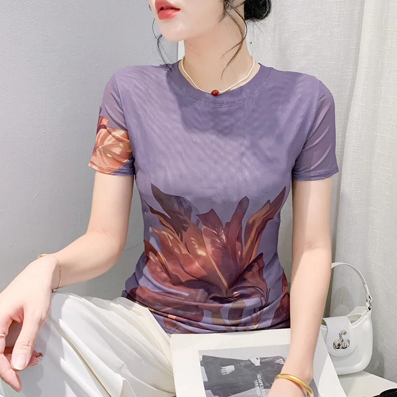 Женская футболка с круглым вырезом коротким рукавом и принтом в виде листьев