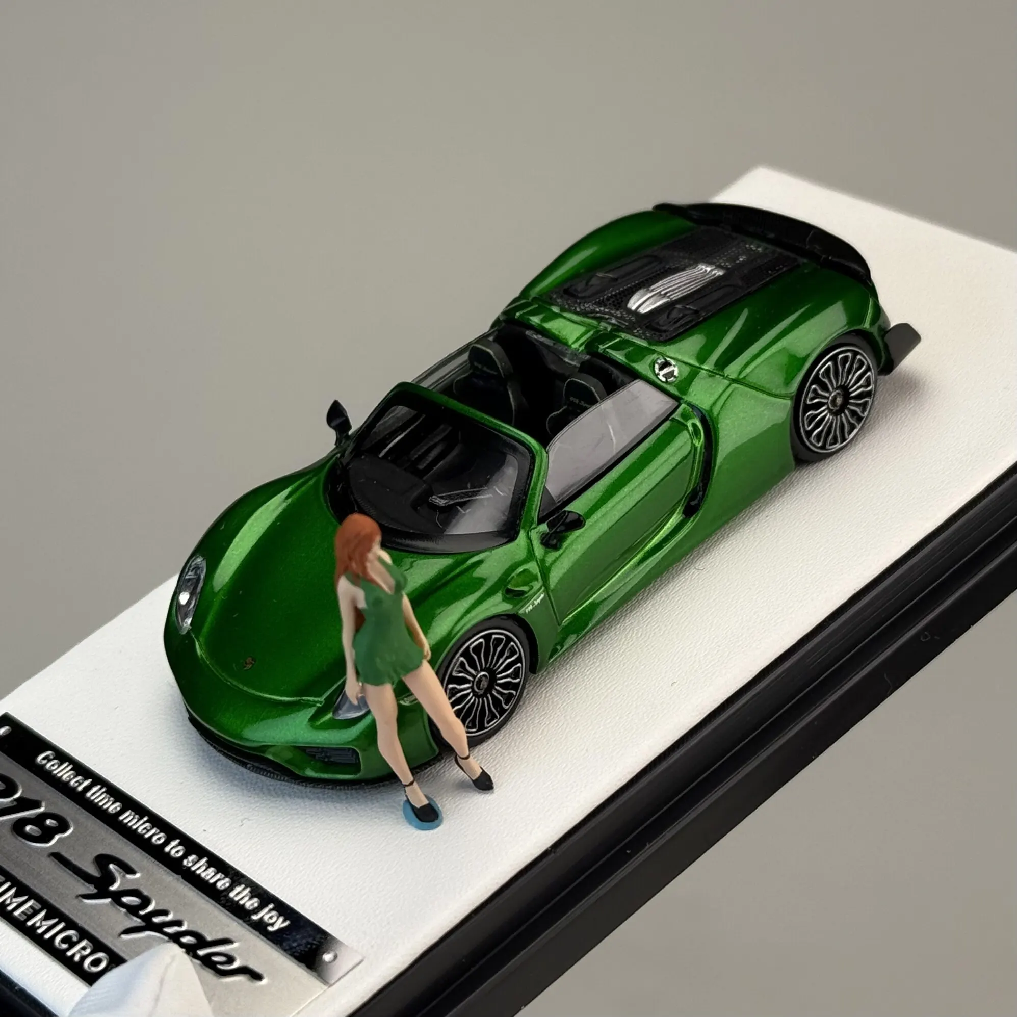 Фото Модель автомобиля Porsche 918 Spyder из литого металла, масштаб 1:64 №1