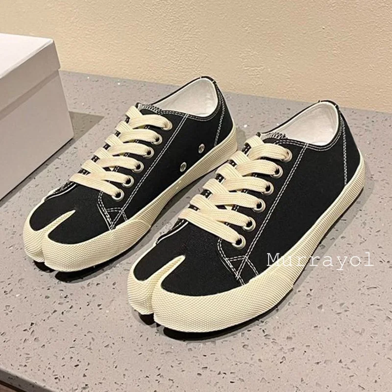 Новые парусиновые туфли на плоской подошве с круглым носком и разрезом шнуровке