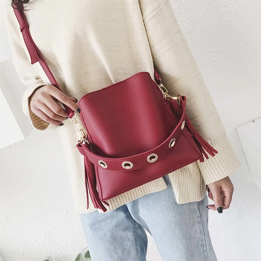 

Vintage Fashion Women Fringe Bucket Shoulder Bag High Quality Suede Messenger Crossbody Bag Female Bucket Rivet Tassel Bag