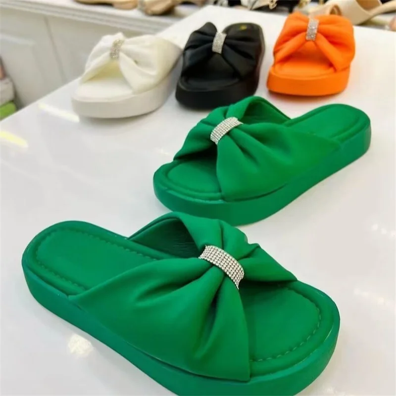 New Women's New Round Toe Thick Sole Pleated Butterfly Slippers Women's Large Rhinestone Flat Bottom Sandals 2023