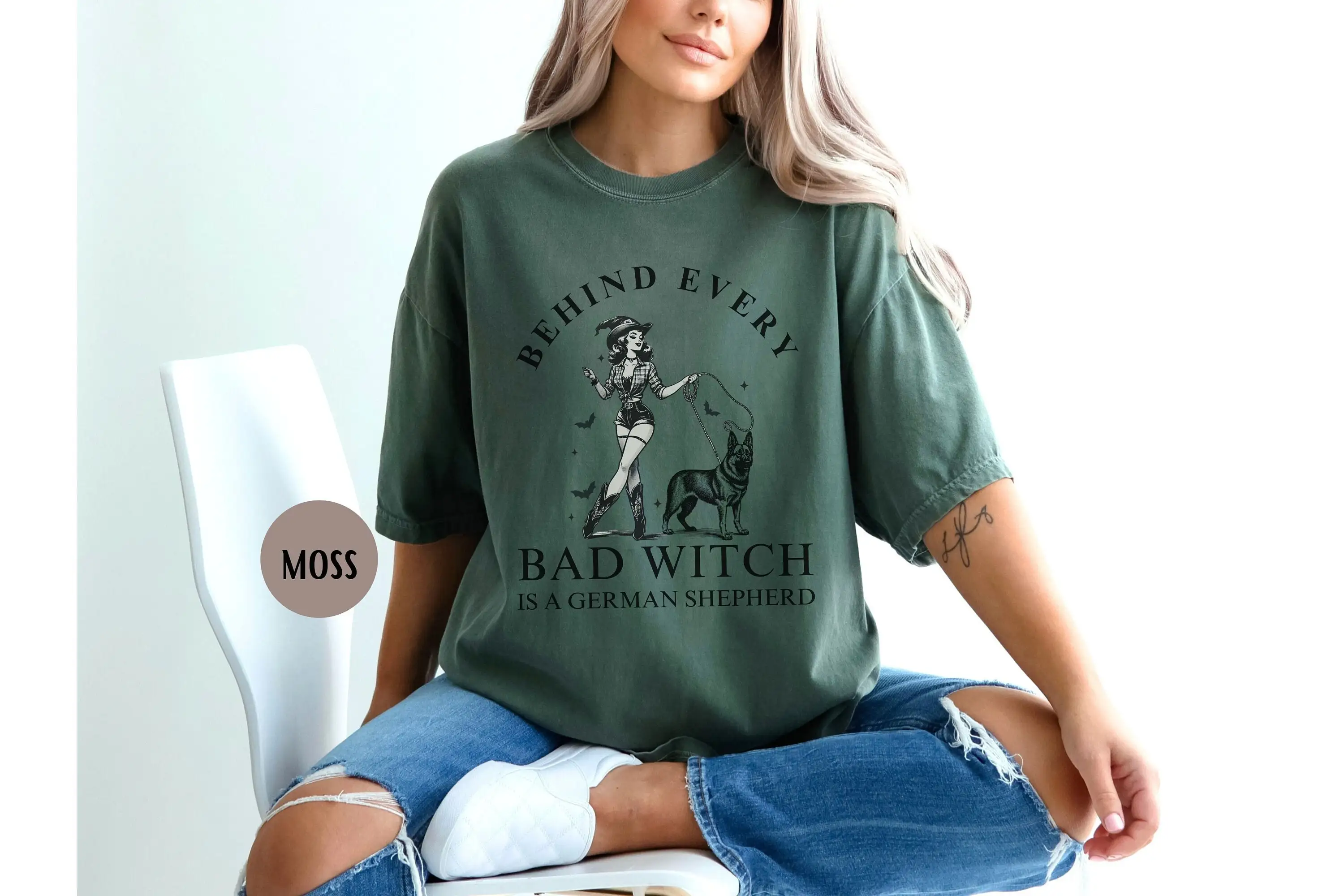 Футболка с немецкой овчаркой Bad Witch комфортные цвета на Хэллоуин собакой