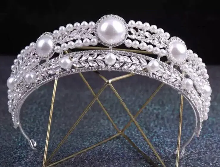 

Роскошная Корона из хрусталя и жемчуга