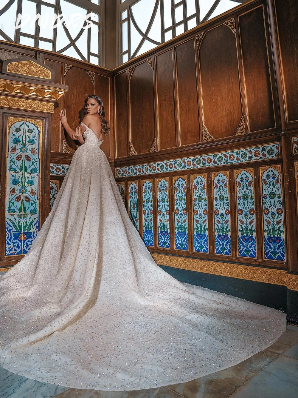 Роскошное свадебное платье с кристаллами 2025 сверкающее открытыми плечами