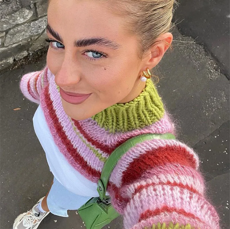 Женский трикотажный свитер в полоску Укороченный джемпер с круглым вырезом и