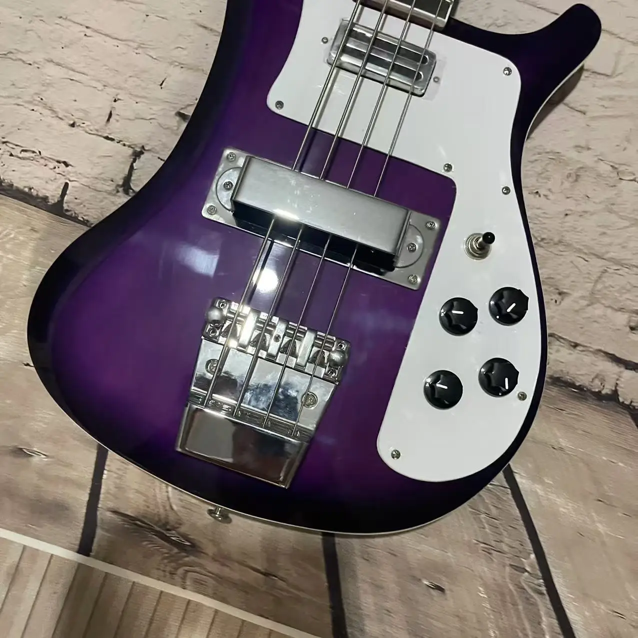 Электробас-гитара RickenBacker с 4-х аккордами и градиентным фиолетовым корпусом.