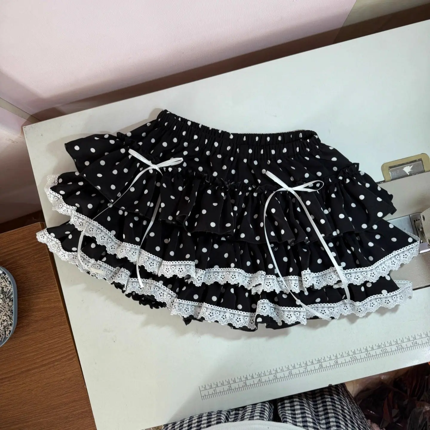 Фото Юбка мини в стиле Y2K Sweet Lolita с горошком, японская многоярусная юбка с оборками и кружевной отделкой, белый бант, черно-белая, для вечеринок в стиле Harajuku Subculture №2