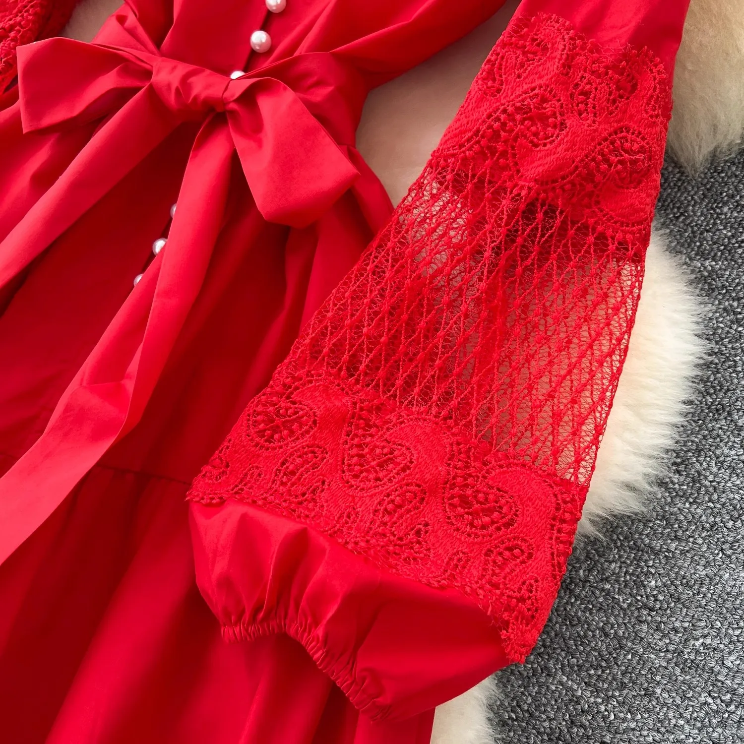 Женское модельное платье составного кроя Красное длинное с оборками и цветочной