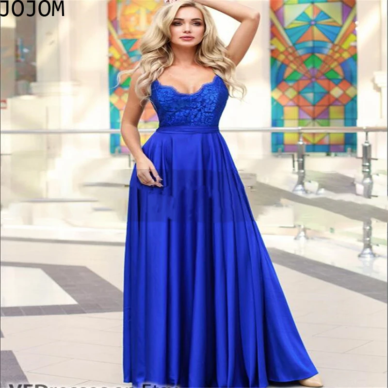 Женское длинное вечернее платье темно-синее кружевное атласное на бретельках с