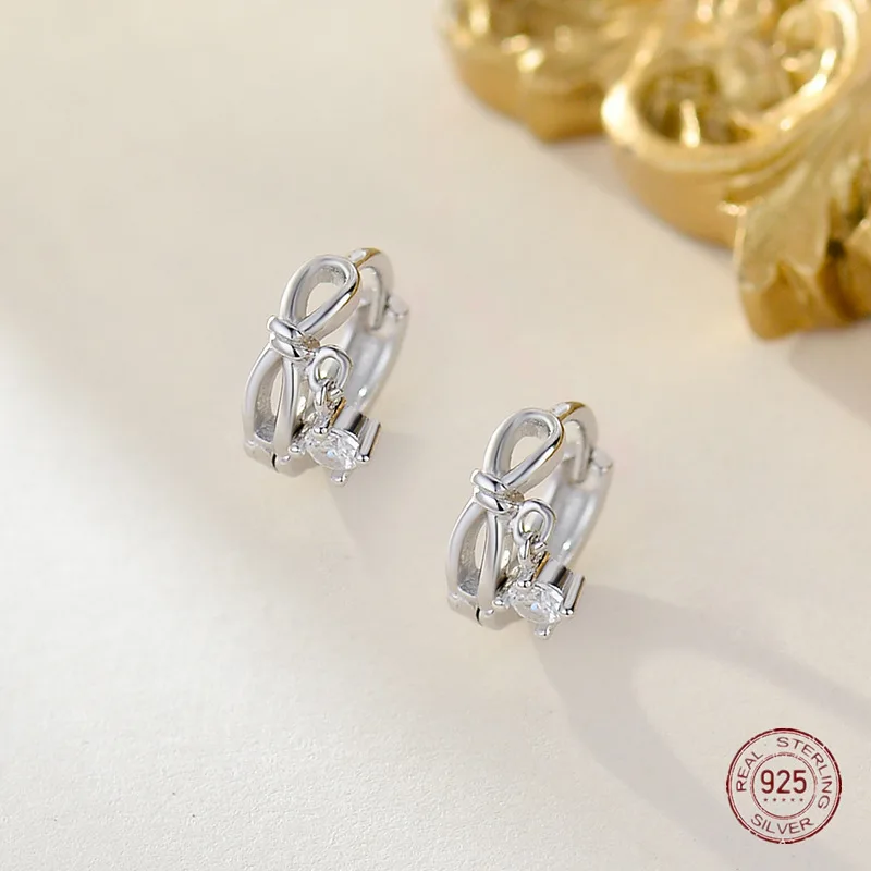 

Женские серьги из серебра 925 пробы с цирконом и бантиком
