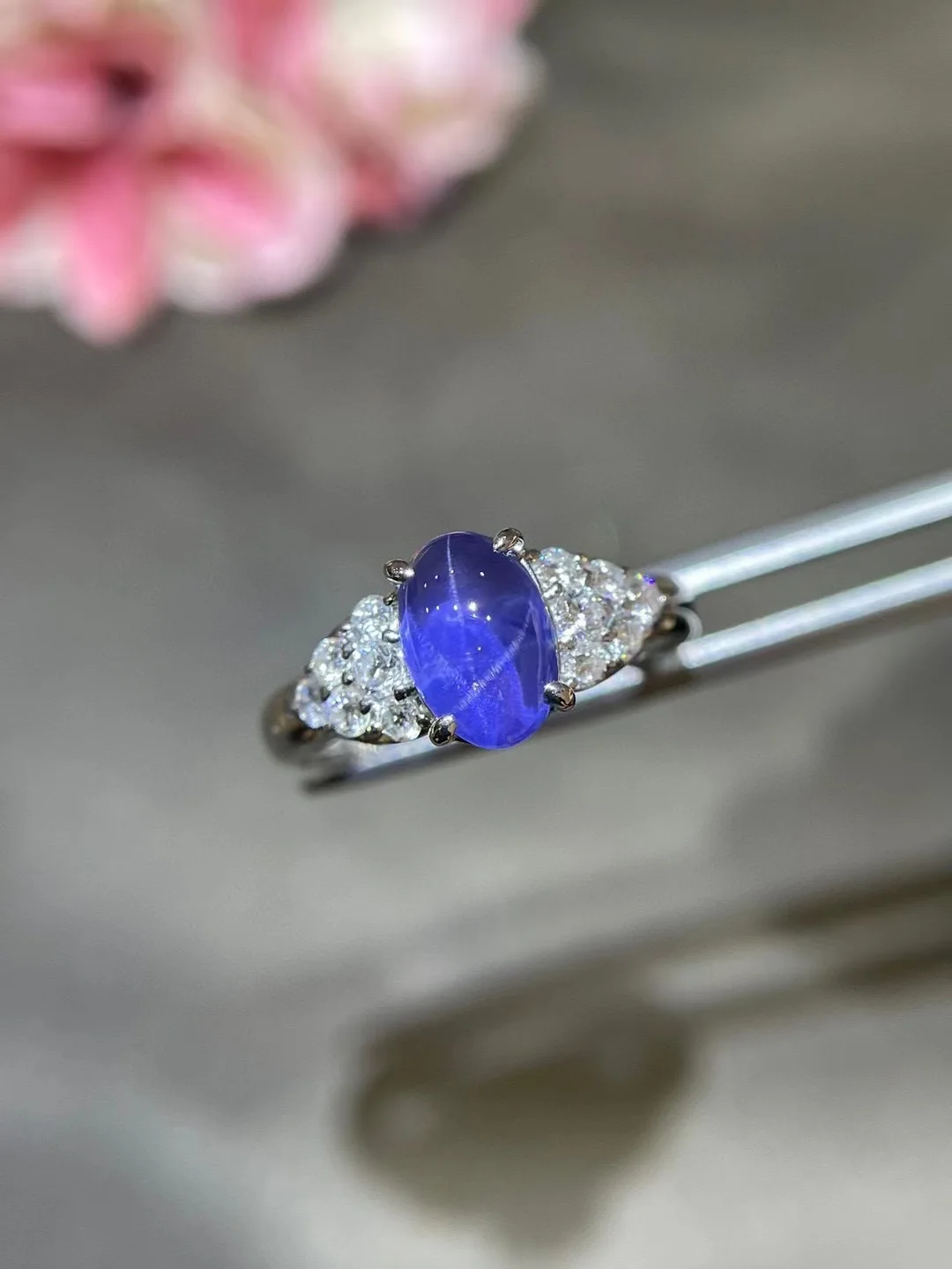 Женское кольцо с натуральным сапфиром из платины бриллиантом