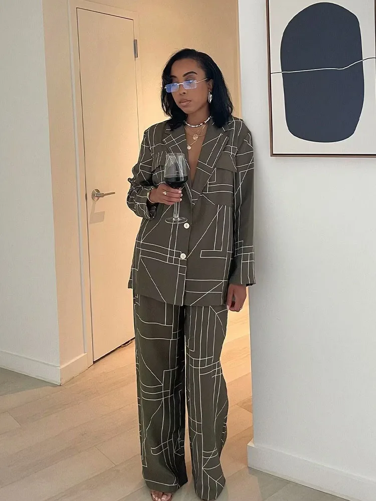 Женский брючный костюм с широкими штанинами и молнией геометрическим принтом