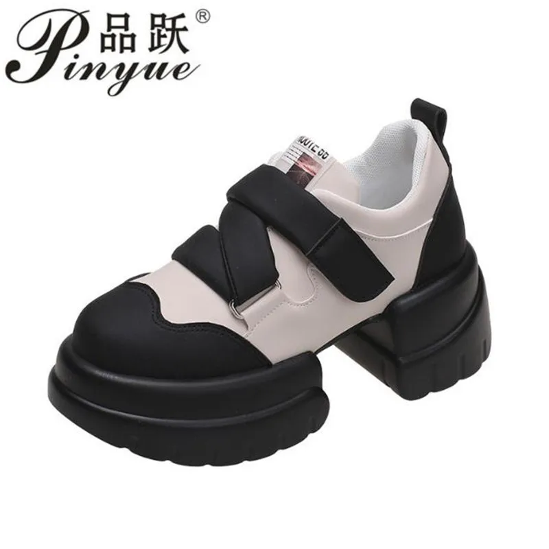 

Женские кроссовки на массивной платформе 7 см, спортивная обувь из искусственной кожи на толстой нескользящей подошве, черные, белые, на весну