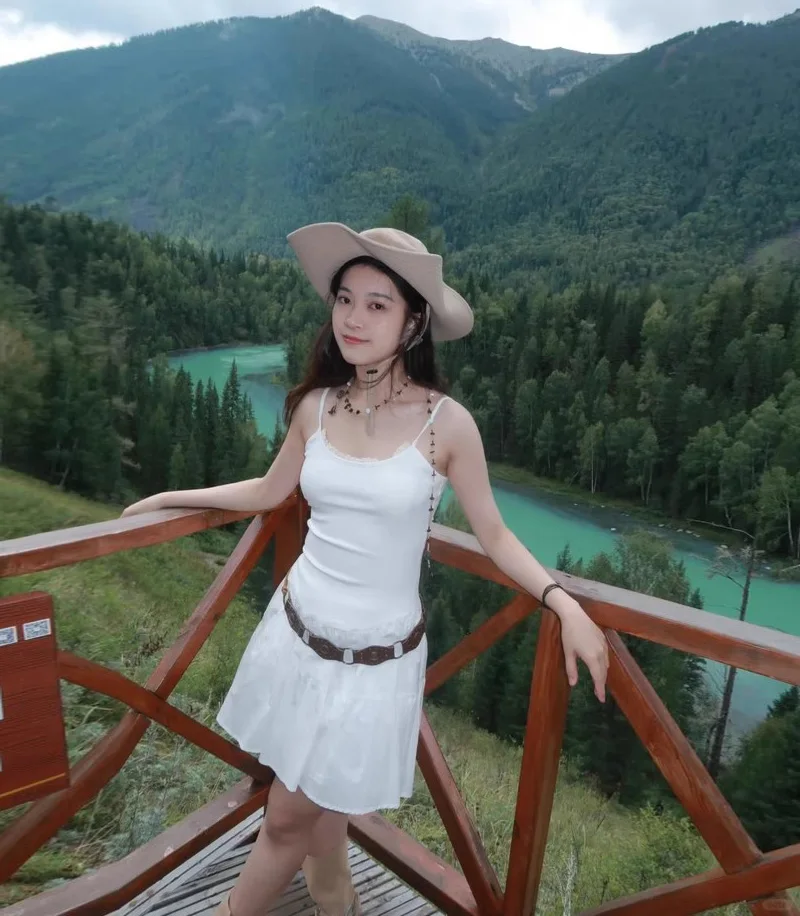 Женский мини-сарафан на бретельках с многоярусным кружевным вырезом