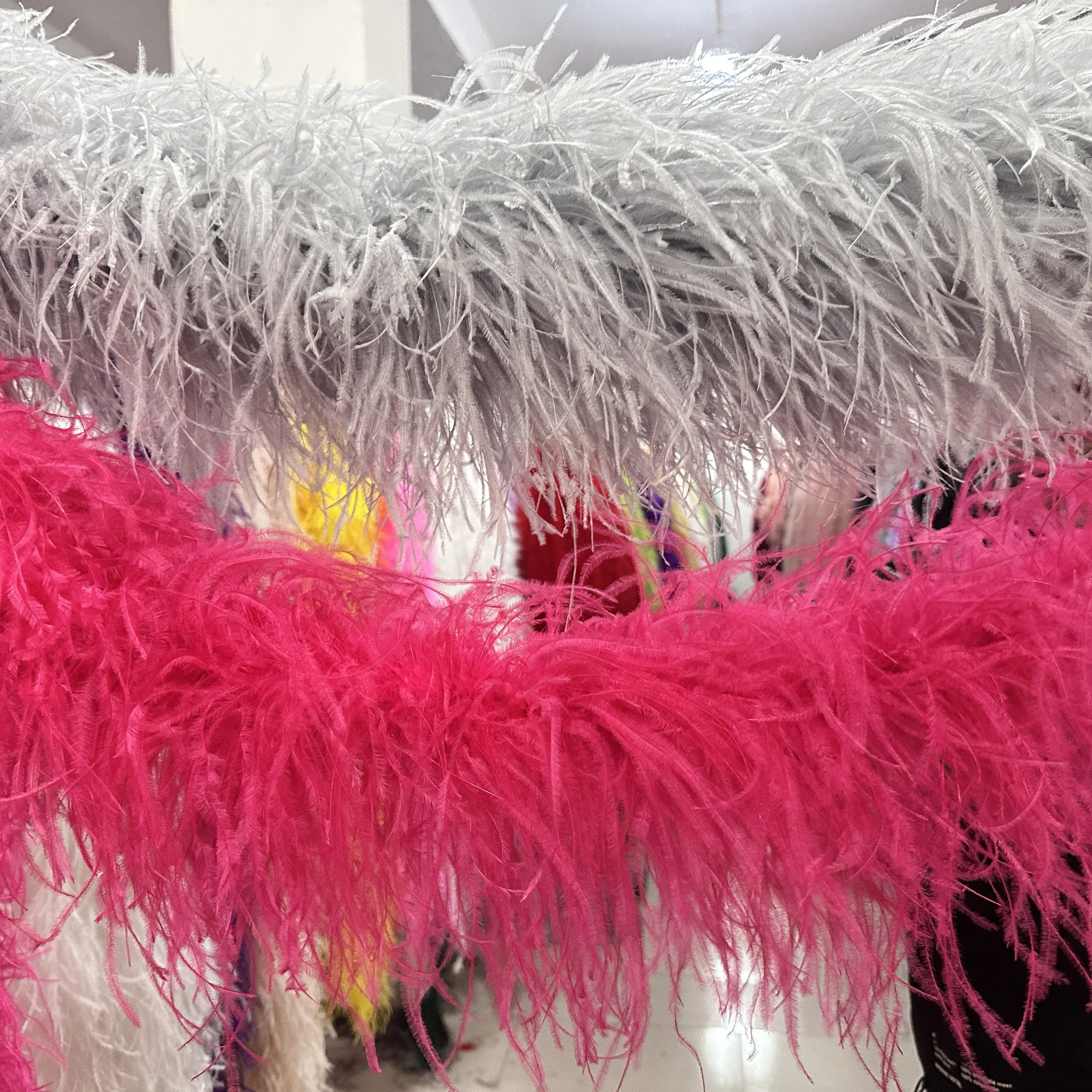 Красочные страусиные перья