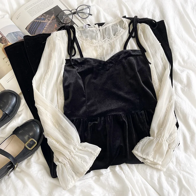 

Комплект из двух предметов: бежевая сетчатая рубашка и черное бархатное платье-майка