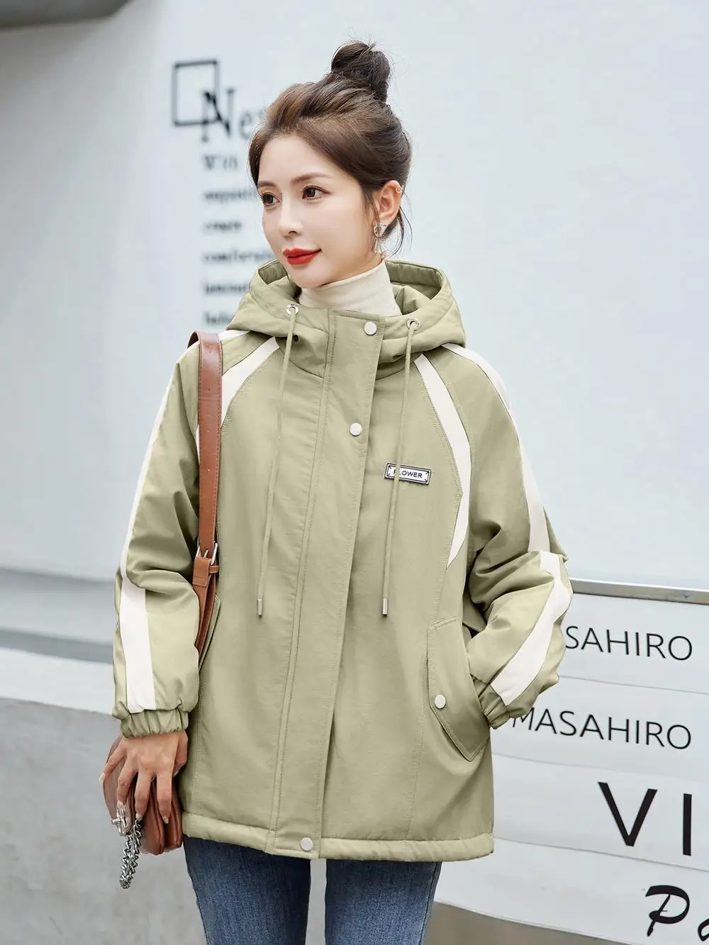 Женская куртка на хлопковой подкладке новинка зимы 2024 свободная по цвету