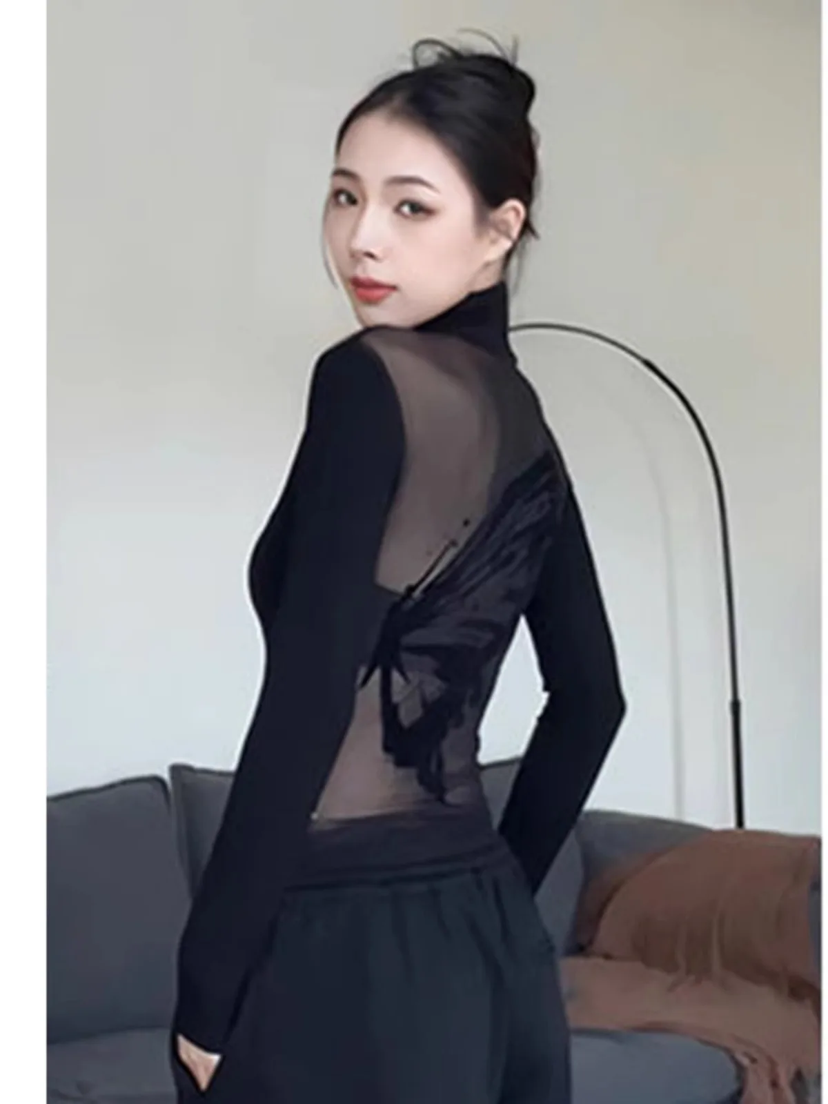 Элегантная черная флокированная базовая рубашка с высоким воротником