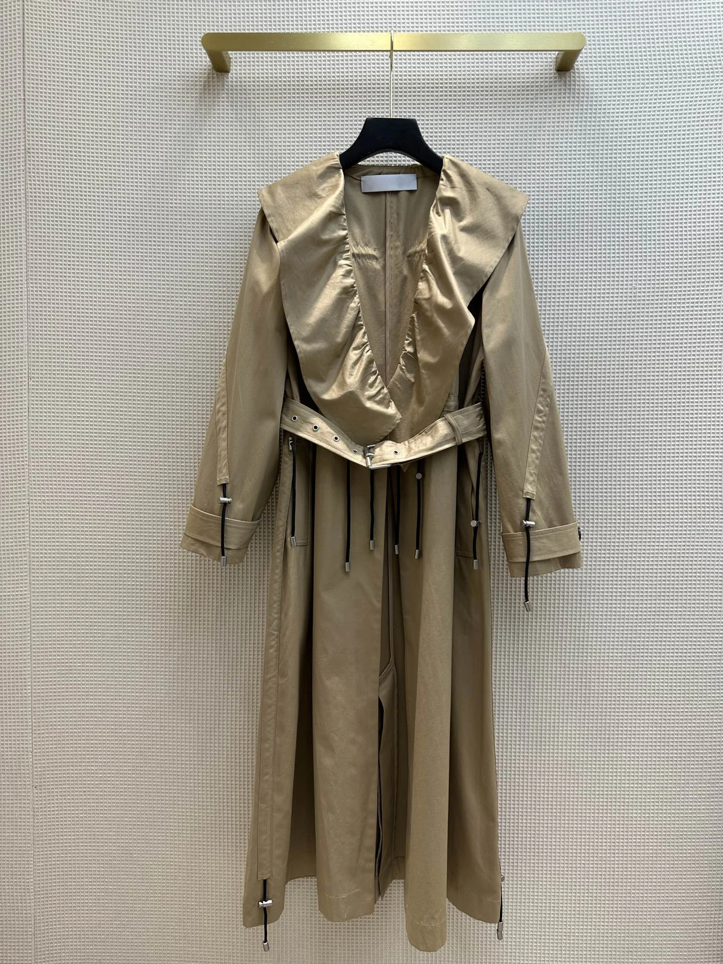 

New drawstring waist classic khaki styling trench coat, ruffled lapel design random drawstring styling are super nice