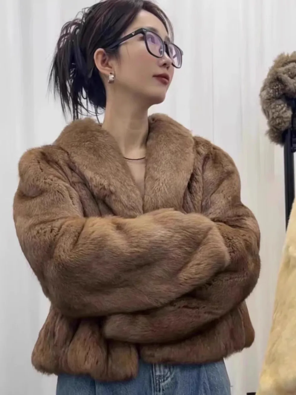 2024 новая короткая верхняя одежда из цельного меха кролика с зеленым воротником