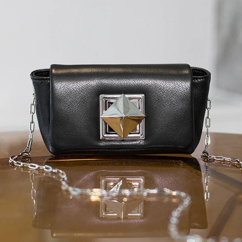 

Нишевая дизайнерская мини-сумка через плечо из кожи с цепочкой для женщин, новинка 2023, высококлассная квадратная сумка из черной воловьей кожи с пряжкой
