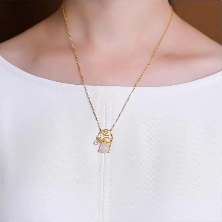 Ожерелье с подвеской в виде кролика из натурального нефрита | Украшения и