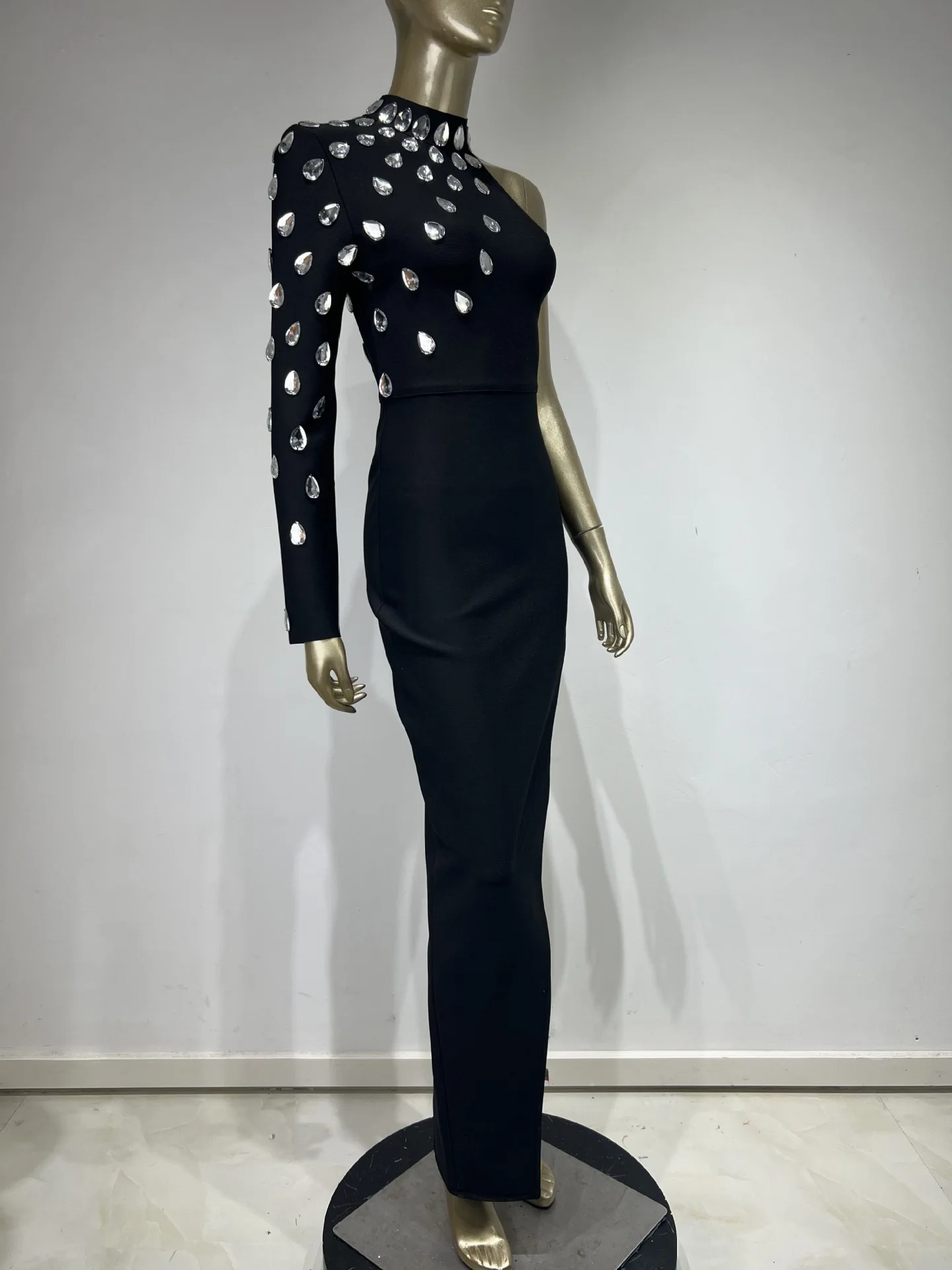 Женское платье с одним открытым плечом черное Бандажное длинным рукавом и