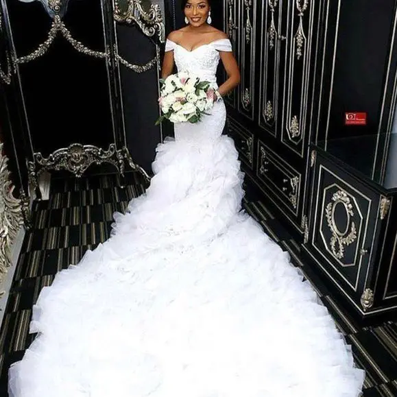 

Красивое кружевное платье с открытыми плечами, длинным шлейфом и открытой спиной, сделанное на заказ свадебное платье-Русалка 2023