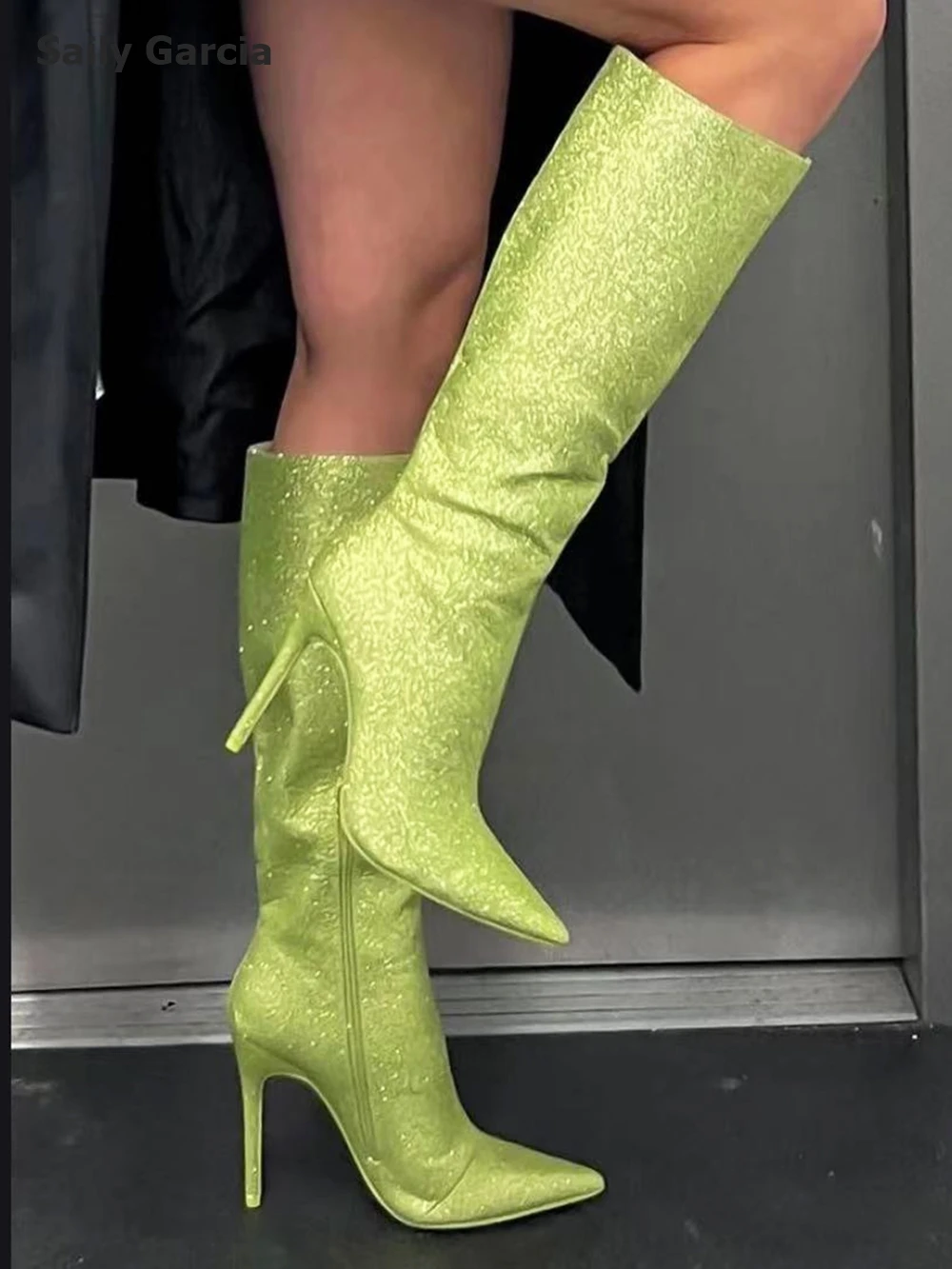 Женские сапоги до колена с острым носком на молнии сбоку