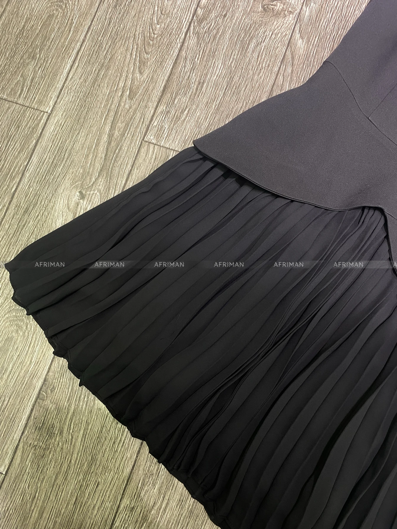 Женское мини-платье с круглым вырезом