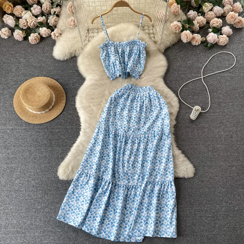 

Женский летний костюм из двух предметов, короткий облегающий топ на бретельках с принтом и плиссированная юбка-полубоди