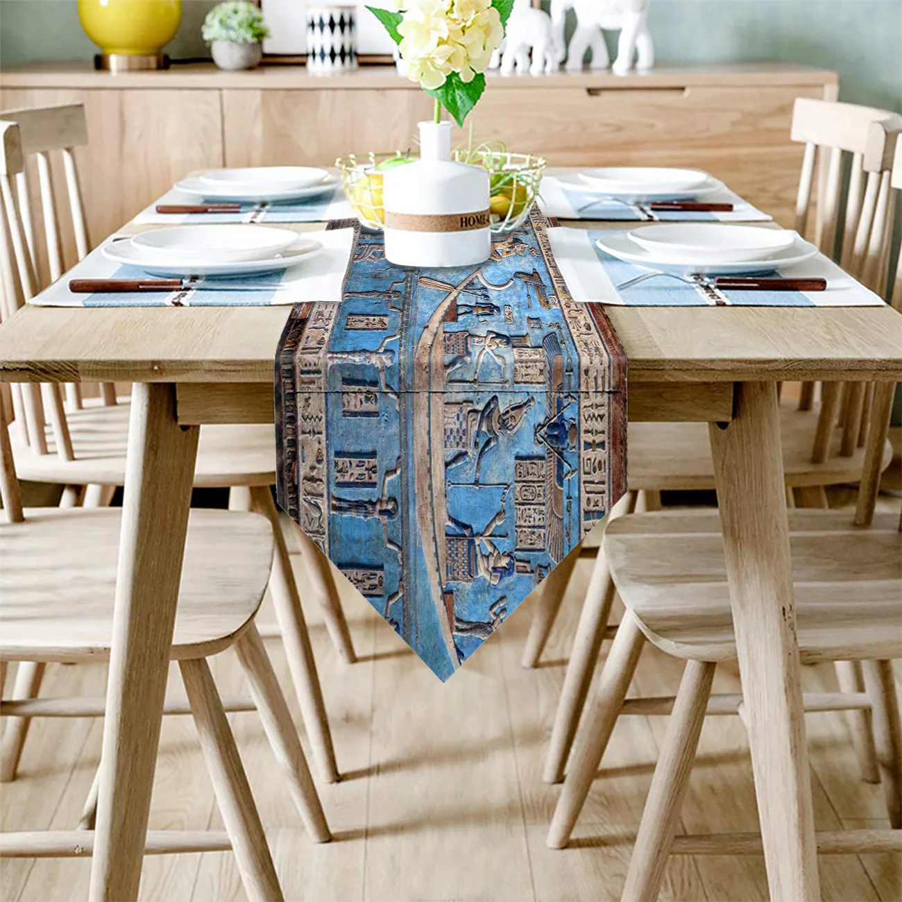 Настольная дорожка в виде древнего египетского храма с иероглифскими ребрами