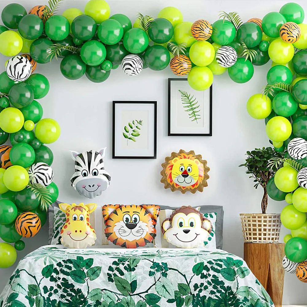 

Набор одноразовых тарелок в виде джунглей