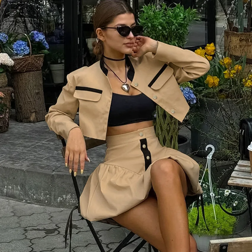 Женский элегантный костюм из двух предметов: короткая куртка цвета хаки с
