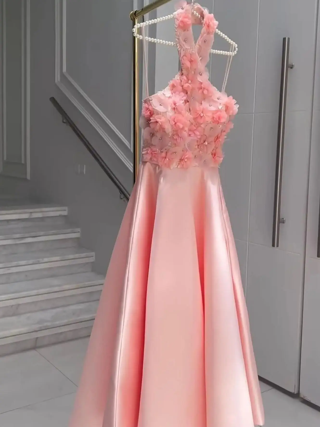 Женское атласное платье с лямкой на шее ТРАПЕЦИЕВИДНОЕ для выпускного вечера