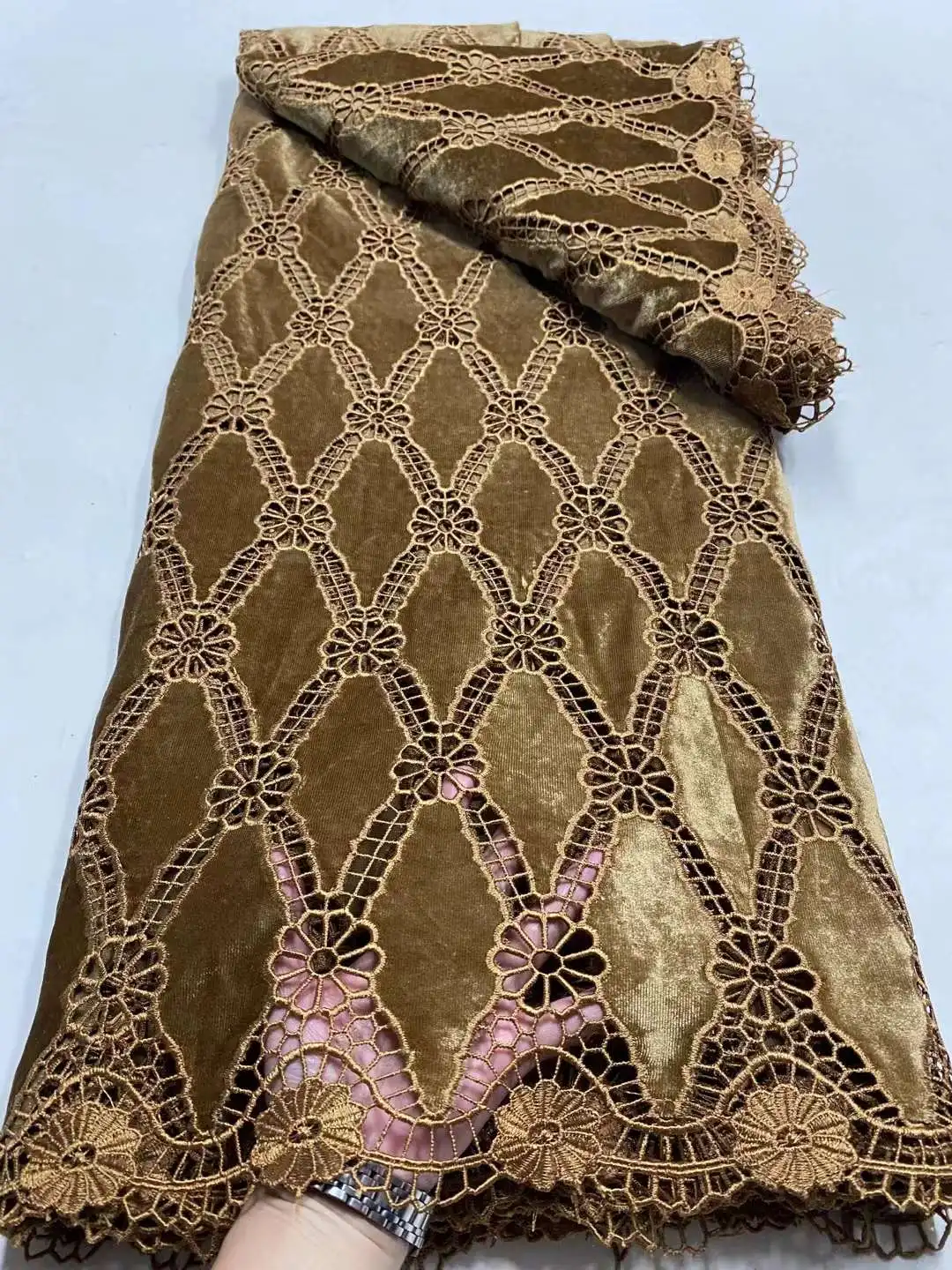 Новейшая сухая хлопчатобумажная кружевная ткань с золотыми кристаллами 2024
