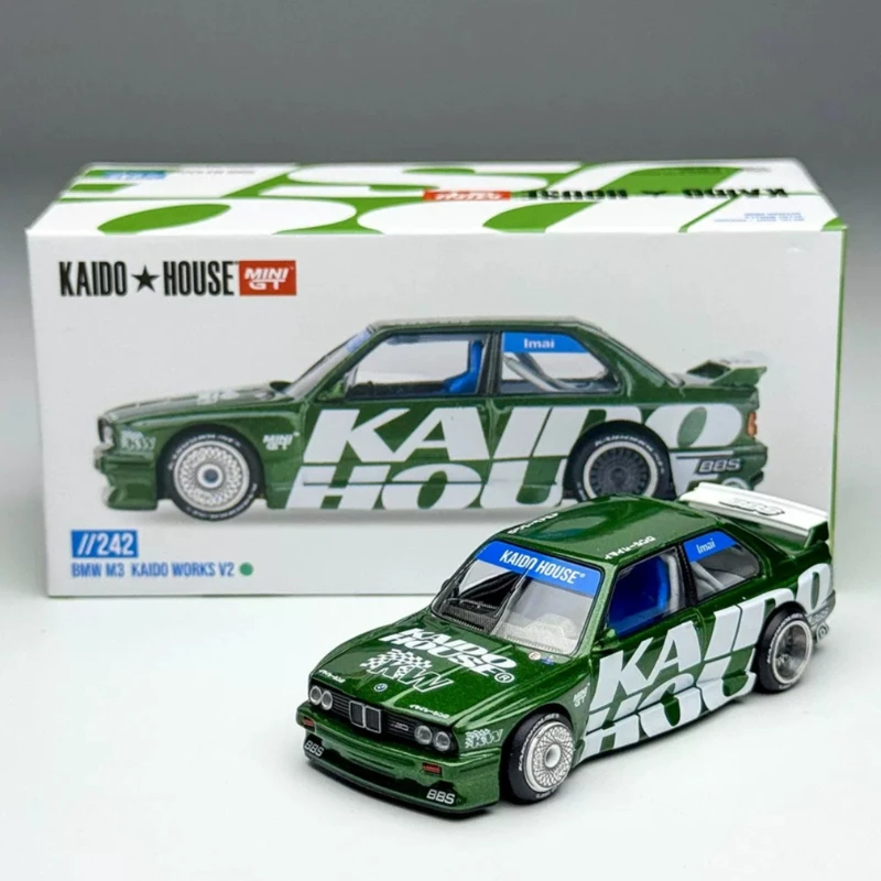 Фото В наличии 1:64 новых товаров Kaido House # Статическая модель автомобиля из зеленого сплава, 242 M3, литье под давлением, ограниченная серия, высококачественный декоративный предмет. №1