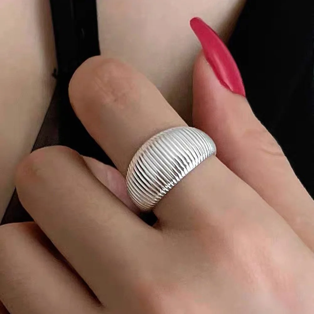 

Кольцо женское из серебра 925 пробы с геометрическим рисунком