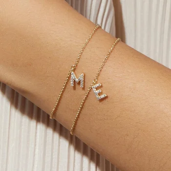 Brazalete clásico con inicial para mujer 1