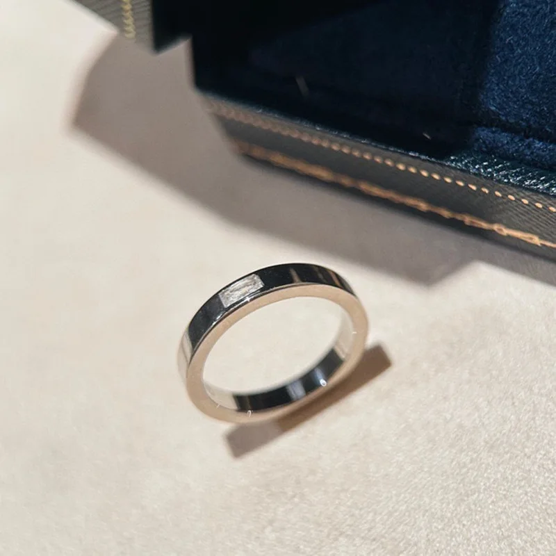 

Женское кольцо из серебра 925 пробы с инкрустированным квадратным фианитом