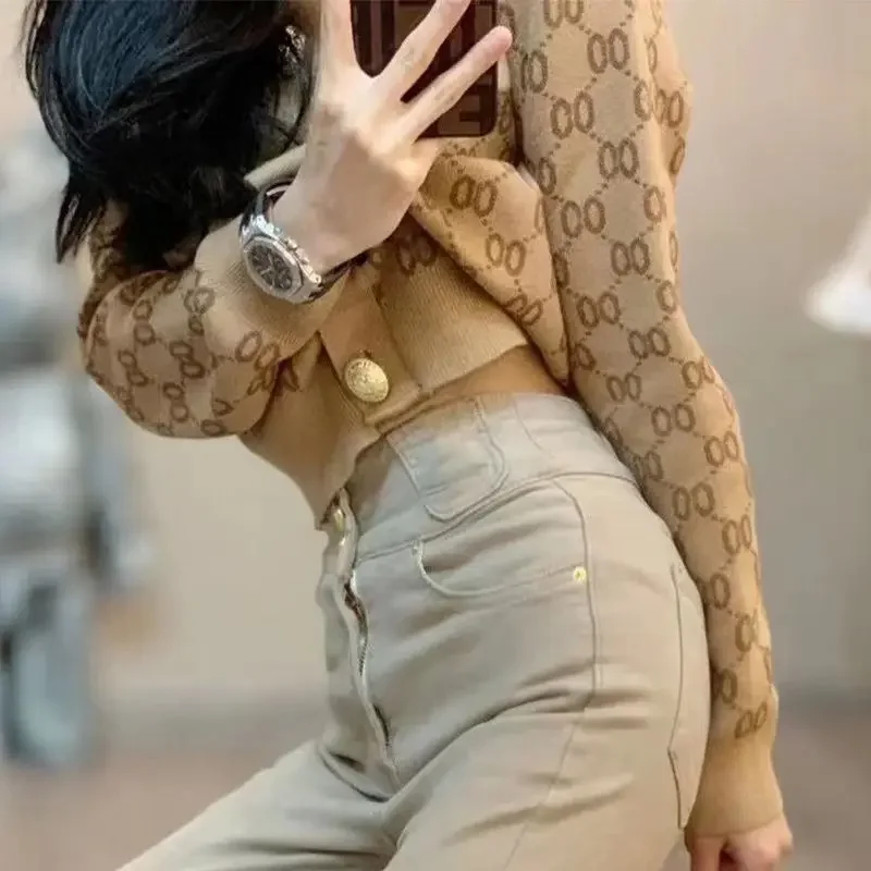 Женский трикотажный свитер с круглым вырезом длинным рукавом и пуговицами