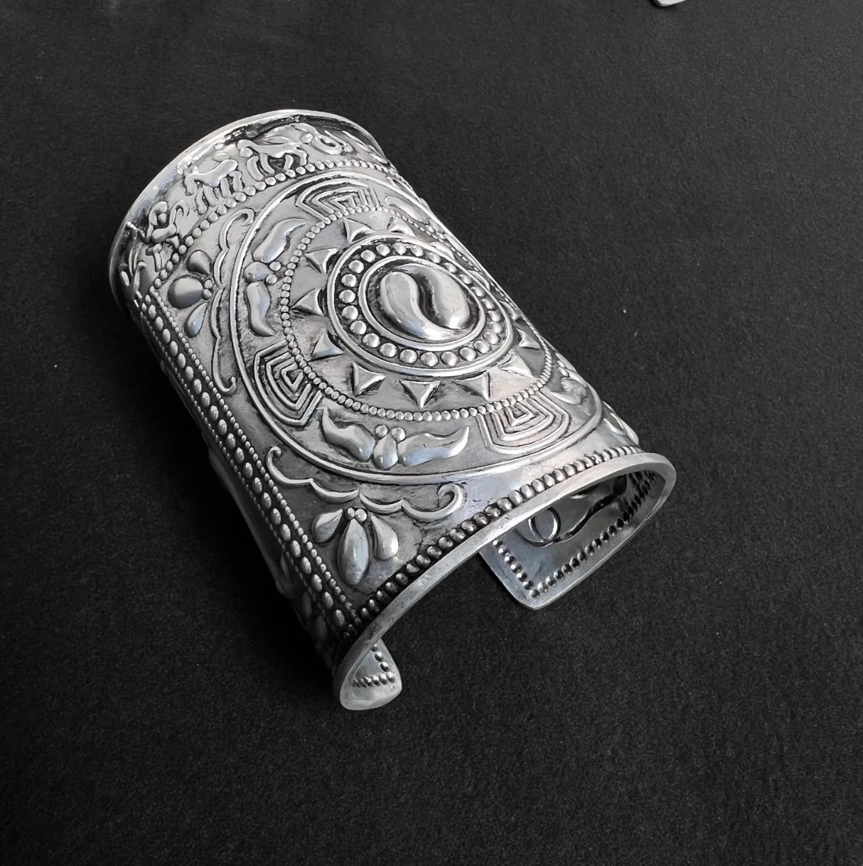 

Резной серебряный браслет Miao ручной работы в этническом стиле с нарукавником, винтажный Модный открывающийся браслет