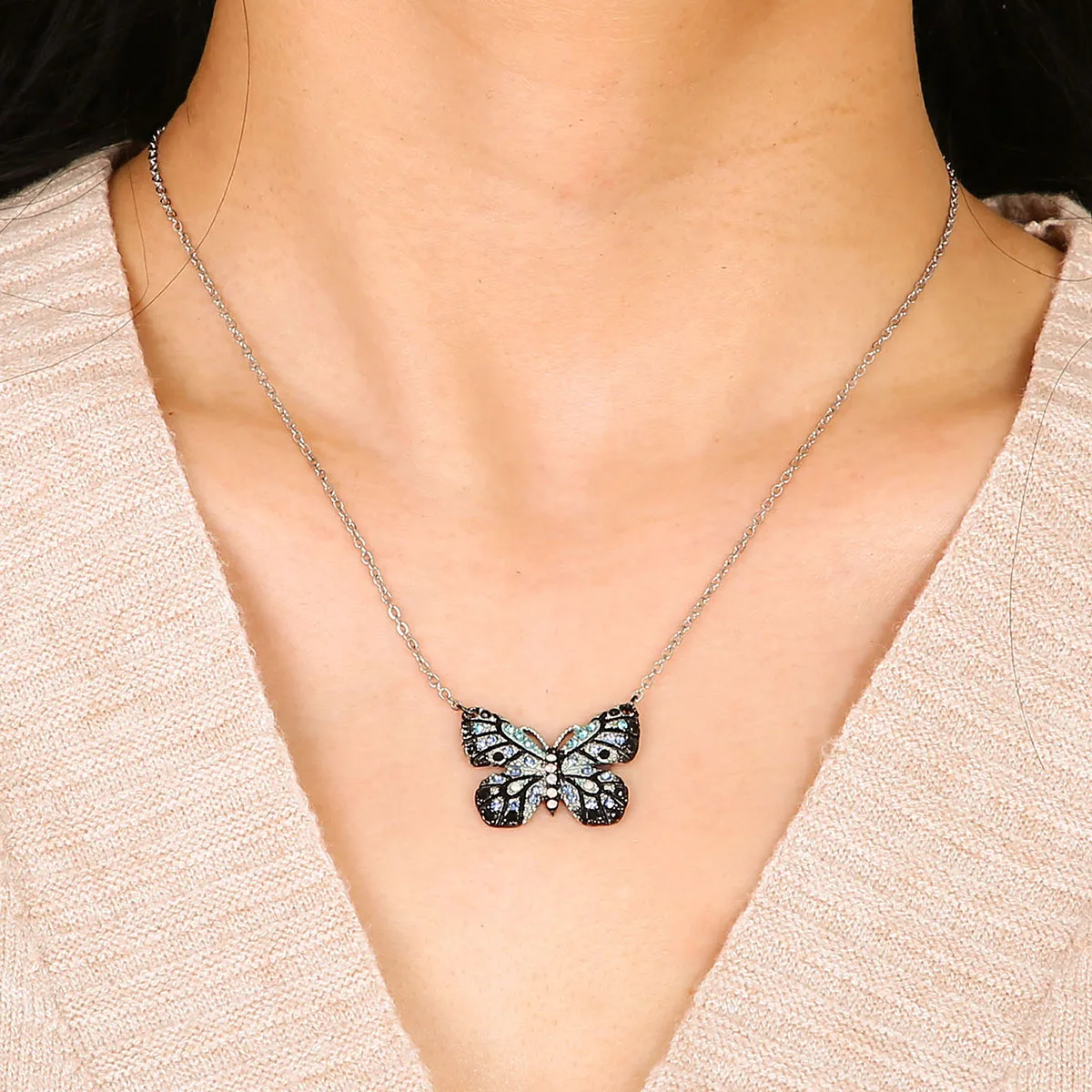 

Fashion casual lady butterfly pendant crystal necklace Women's vintage classic necklace Bohemian style bridal student pendant