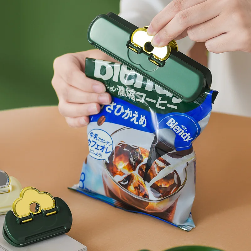 

Food Bag Flower Sealing Clip with Magnet can be Adsorbed on the Refrigerator Food Bag Sealing Clip Convenient for Sealing 1pcs