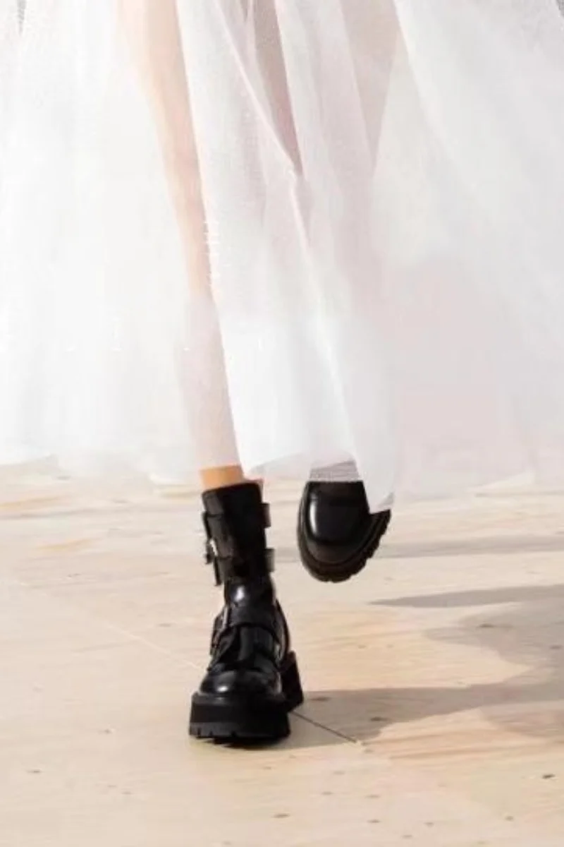 

Женские ботильоны из лакированной кожи, черные однотонные ботинки в стиле панк с круглым носком и низкой толстой подошвой, с металлическим ремешком и пряжкой, 2019