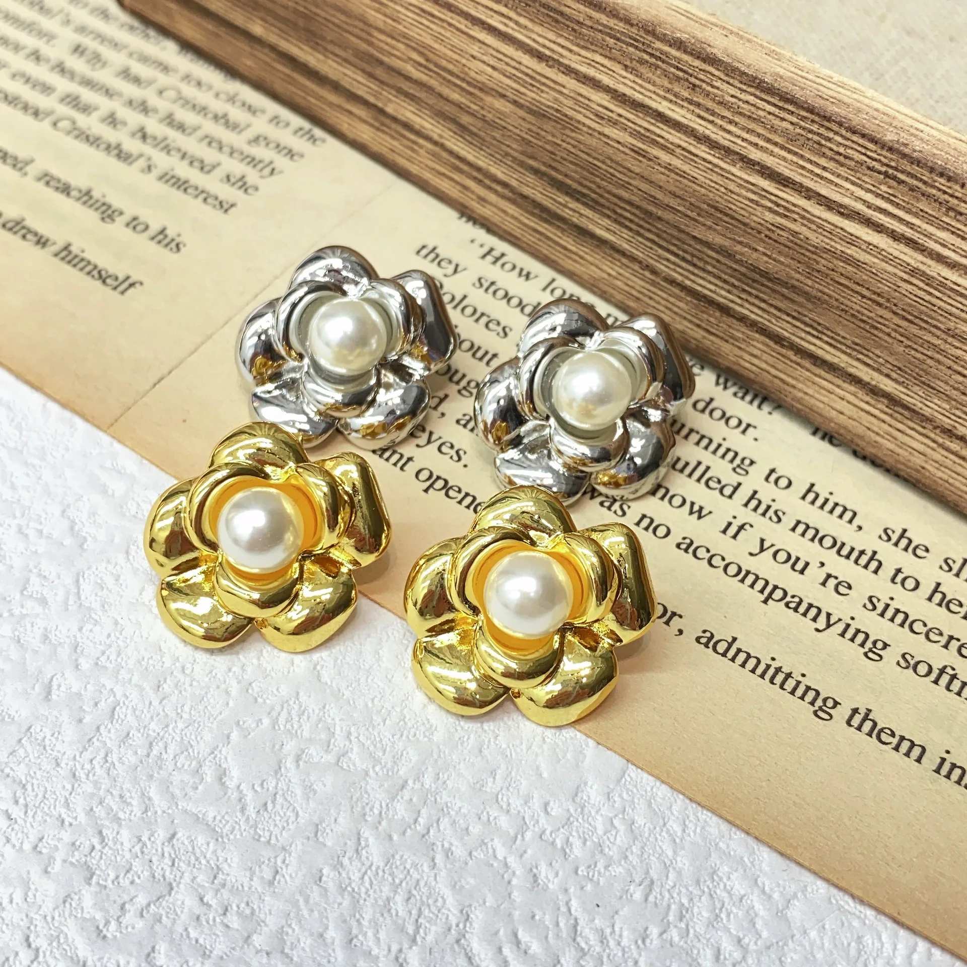 French Retro Scented Earrings Camellia Copper Plated 18 Gold Inlaid Artificial Pearl Temperament 925 Silver Needle Earings
