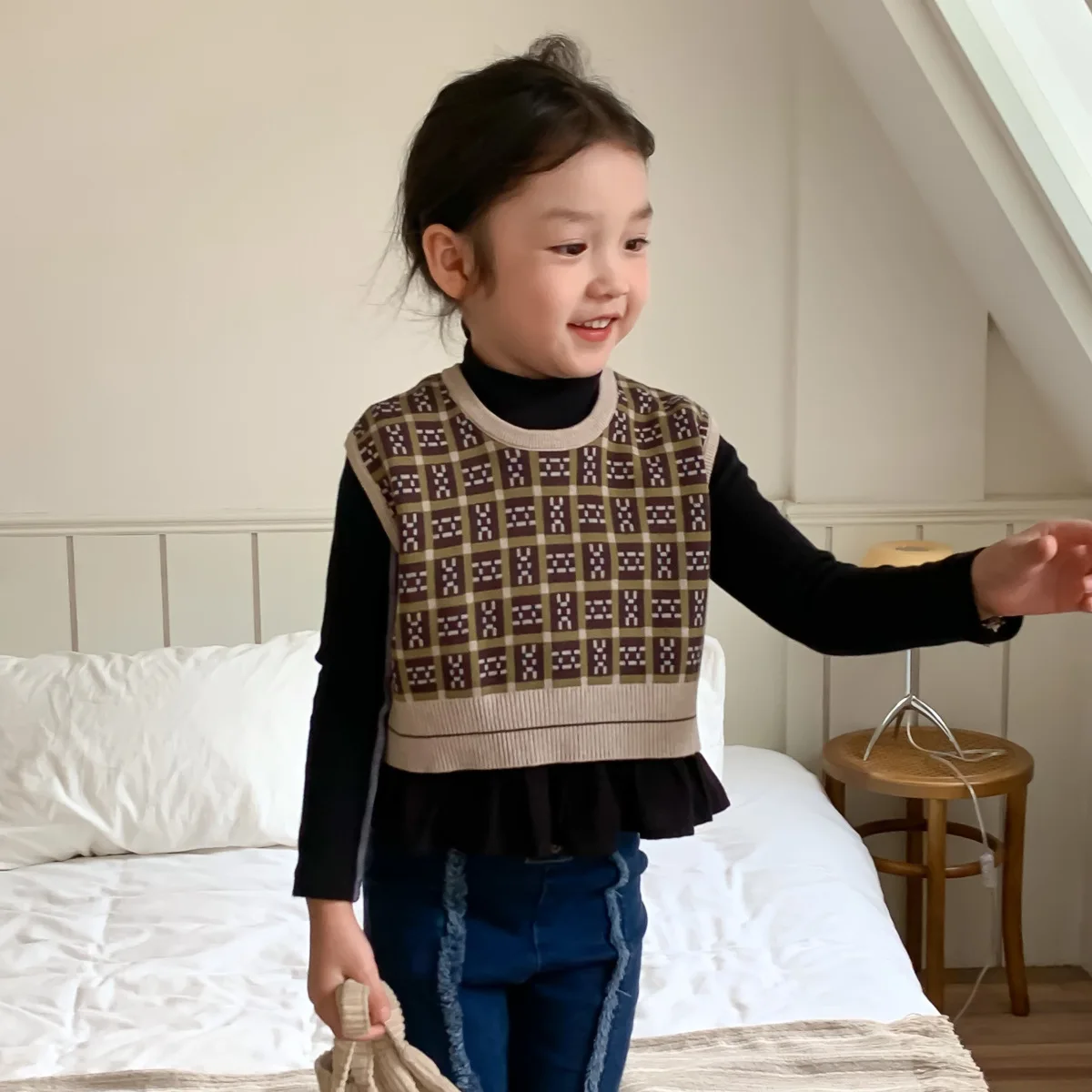 

Детская одежда, свитер для маленьких девочек, куртка, жилет, новинка 2023, Осенний однотонный теплый модный короткий Универсальный жилет в Корейском стиле с круглым вырезом